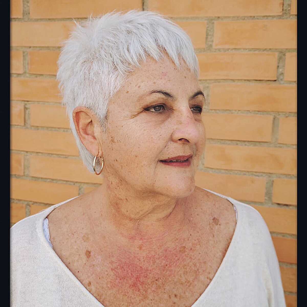 White silver crop with feathered fringe and razored sides.