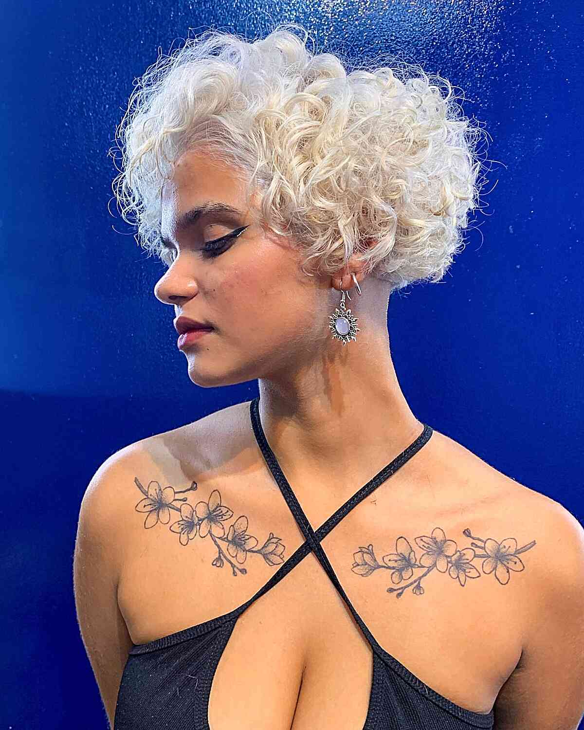 Short platinum curly crop with rounded shape
