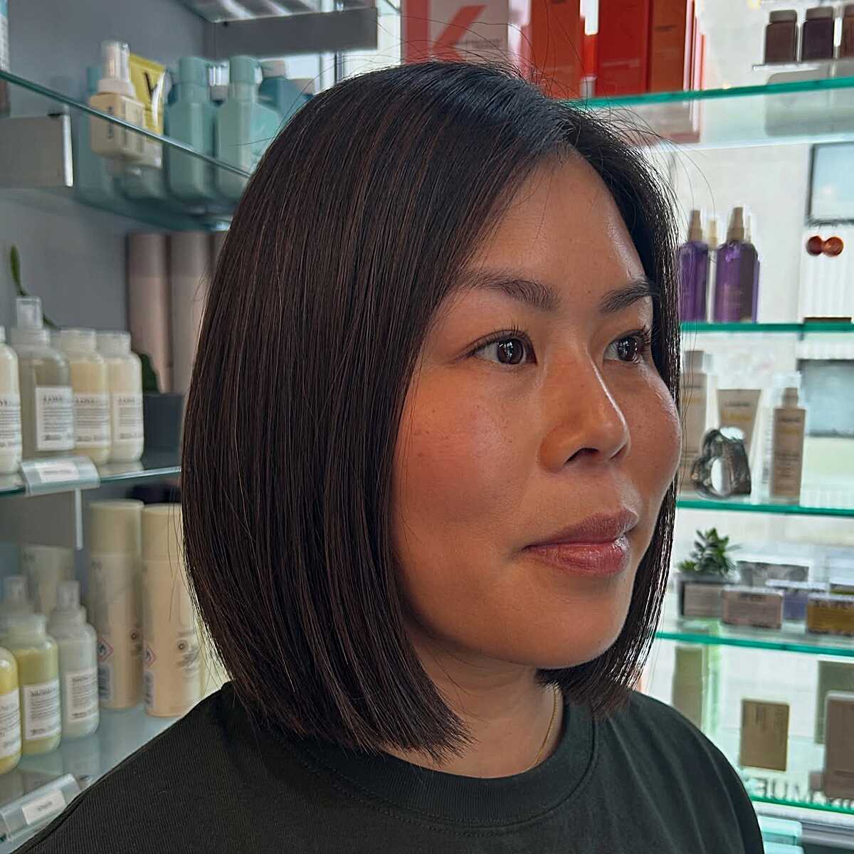 Smooth dark bob with a clean line and subtle interior graduation.