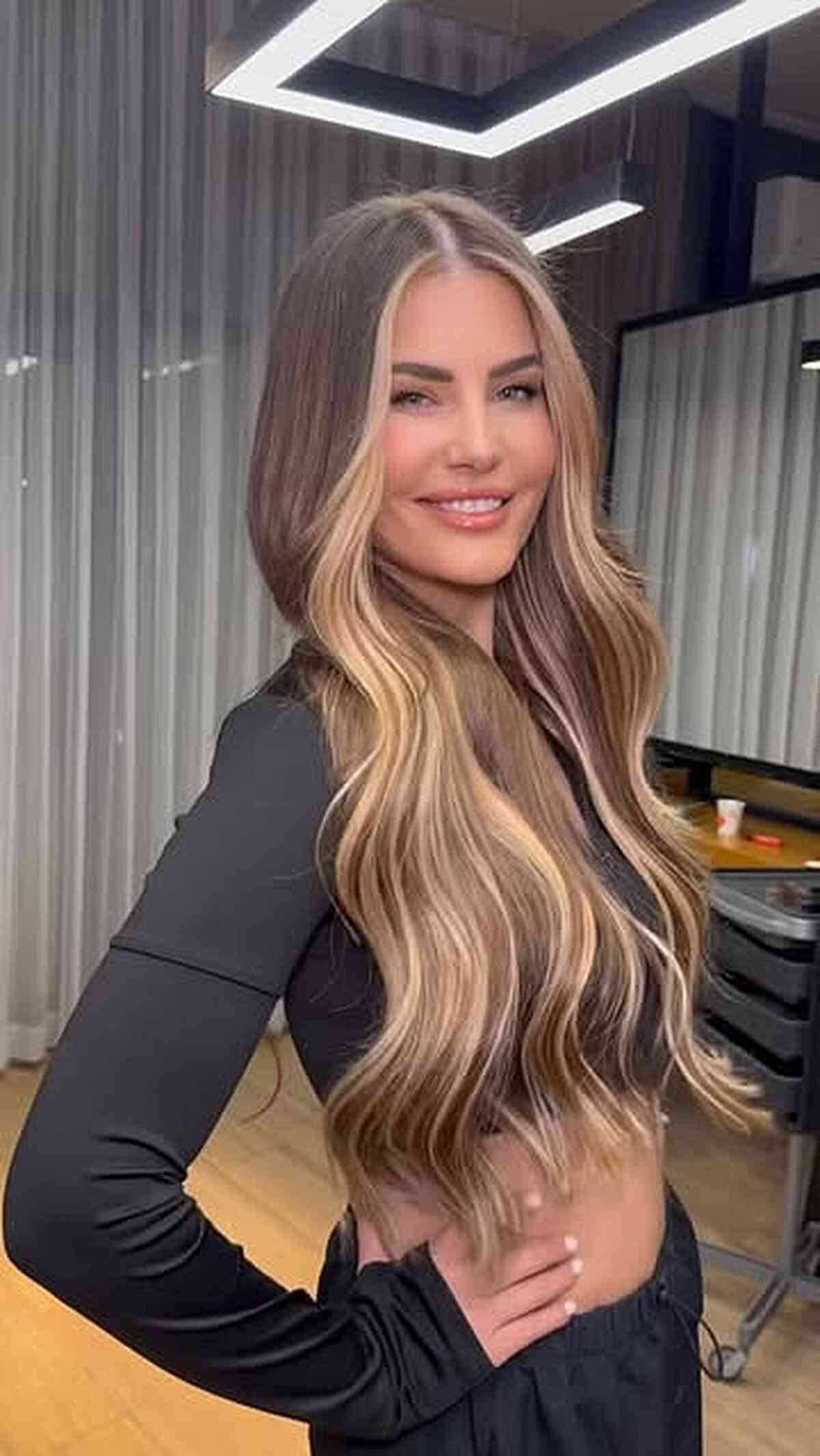 Long dimensional bronde waves with soft face-framing highlights.