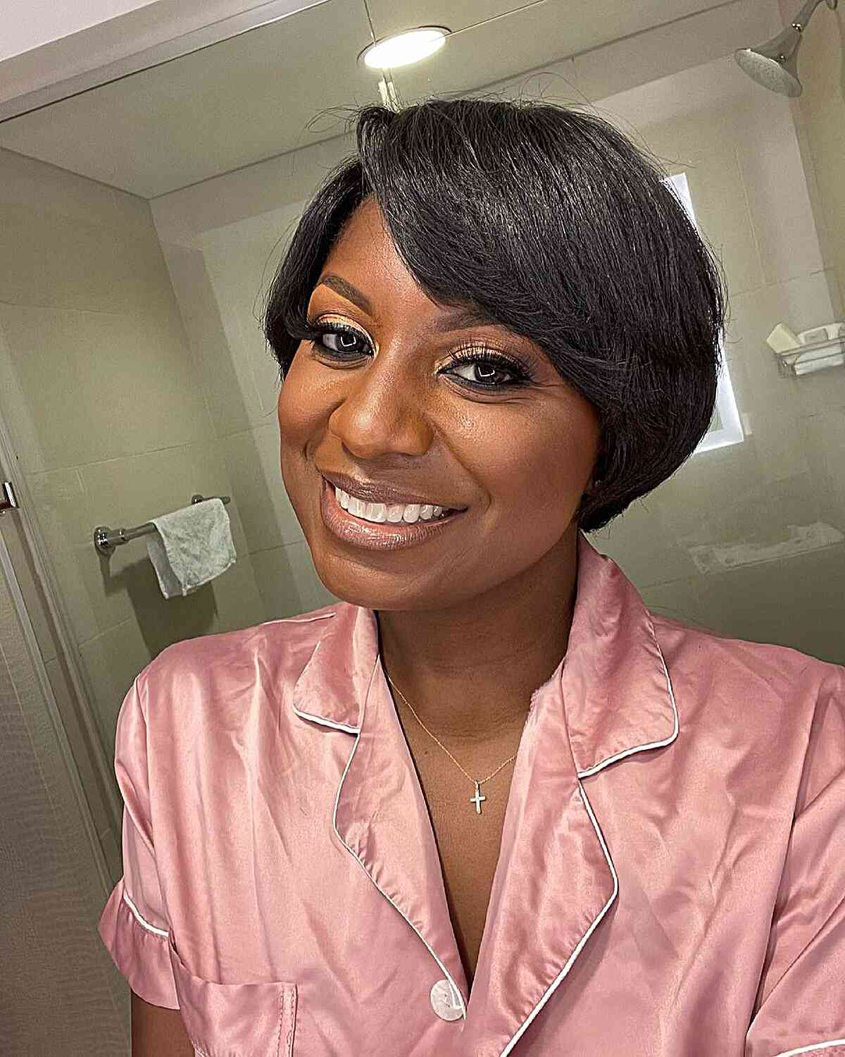 Short rounded crop with side fringe and smooth finish